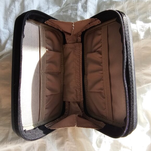 Briggs and Riley Hard-Shell Small Amenities Kit - NWT - Picture 4 of 9